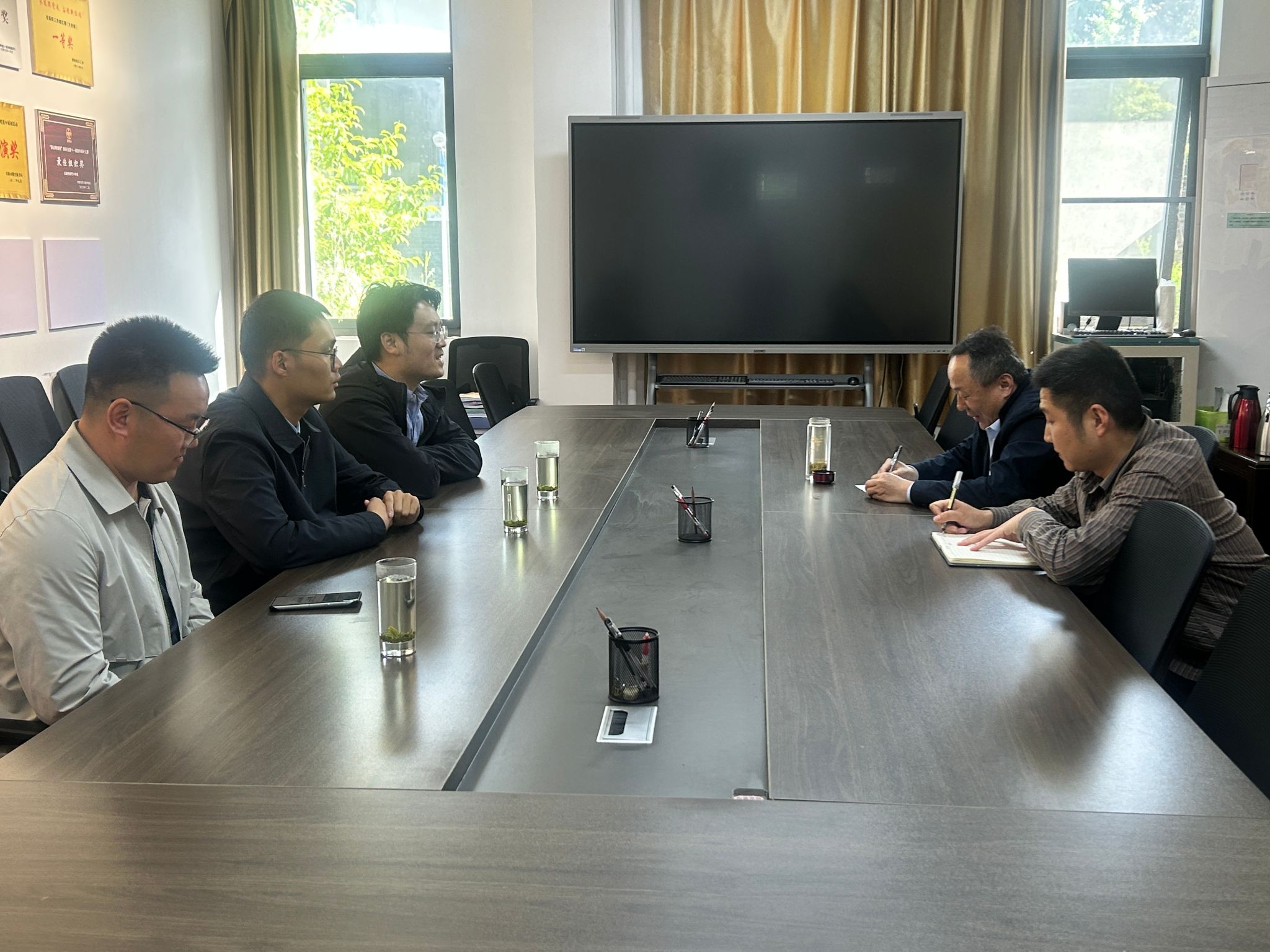 宁陕县海棠园村驻村第一书记杨瀚一行来我院交流对接